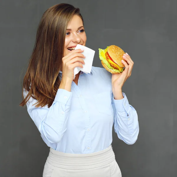 Portret Van Jonge Aantrekkelijke Vrouw Houdt Van Fast Food Hamburger — Stockfoto
