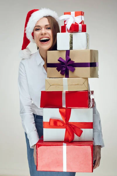 Femme Affaires Portant Chapeau Santa Tenant Pile Cadeaux Noël — Photo