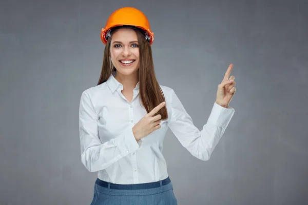 Sonriente Mujer Negocios Con Casco Constructor Apuntando Con Los Dedos — Foto de Stock