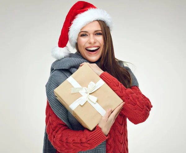 Šťastná Žena Nosí Pletený Svetr Čepice Santa Držící Vánoční Dárek — Stock fotografie