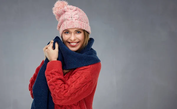 Portrét Usměvavé Mladé Ženy Nosí Teplé Zimní Oblečení Pózuje Šedém — Stock fotografie