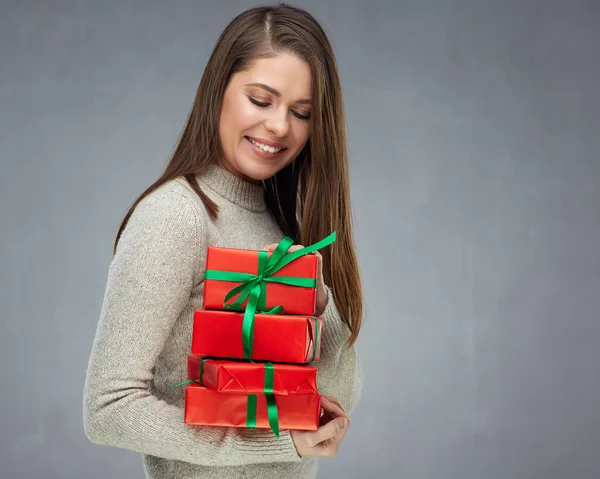 Mujer Sosteniendo Pila Regalos Mirando Hacia Abajo Los Regalos Sobre —  Fotos de Stock