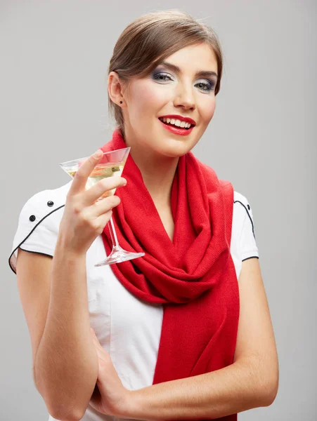 Усміхнена Жінка Червоному Шарфі Тримає Келих Алкогольним Коктейлем — стокове фото