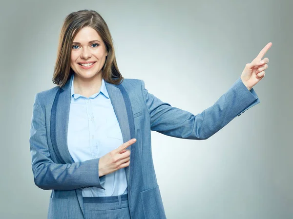Geschäftsfrau Anzug Zeigt Finger Zur Seite Auf Grauem Hintergrund — Stockfoto