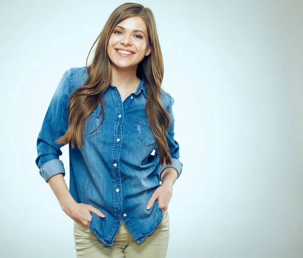 Gülümseyen Kadın Kot Pantolon Gömlek Ceplerinde Karşı Gri Arka Plan — Stok fotoğraf