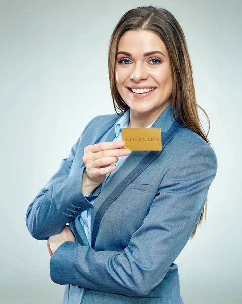 Lächelnde Geschäftsfrau Mit Kreditkarte Auf Hellem Hintergrund — Stockfoto