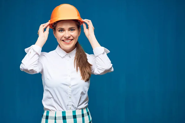 Femme Architecte Souriante Touchant Son Casque Bâtiment Sécurité Sur Fond — Photo