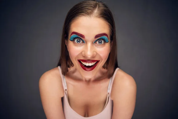 Retrato Cara Dentadura Sonriente Mujer Divertida Con Maquillaje Brillante —  Fotos de Stock