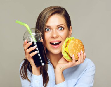 kola lezzetli burger tutan mutlu kadın portresi 