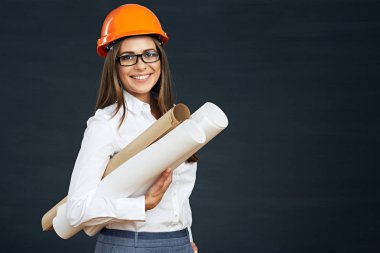 genç kadın mimar planları siyah arka planda tutan gülümseyerek