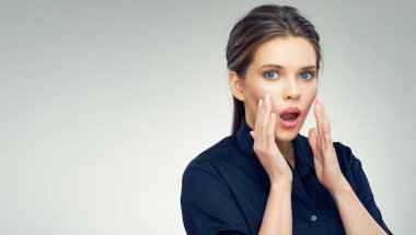 gri arka plan üzerine açık ağızlı şaşırtıcı kadın portresi