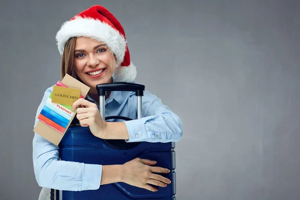 Lächelnde Reisende mit Weihnachtsmütze und Reisepass, t — Stockfoto