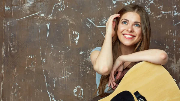 Молодая женщина сидит с гитарой . — стоковое фото