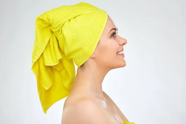 Портрет молодой женщины с полотенцем на голове. — стоковое фото