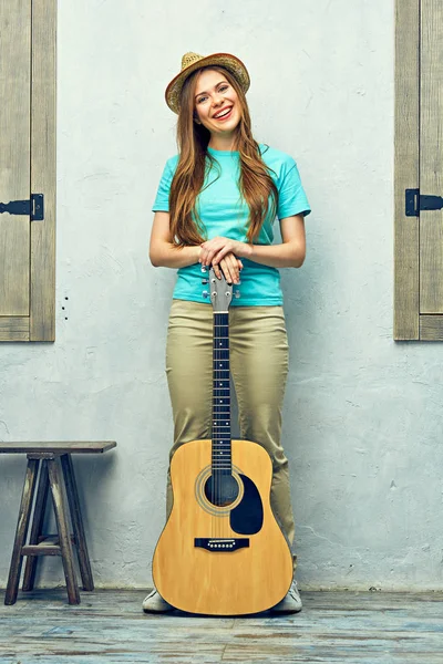 Portrait of smiling woman with acoustic guitar. — Stock Photo, Image