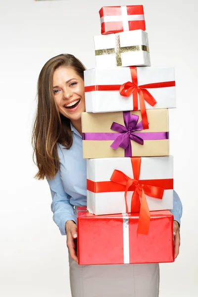 Femme souriante tenant pile de boîtes cadeaux . — Photo