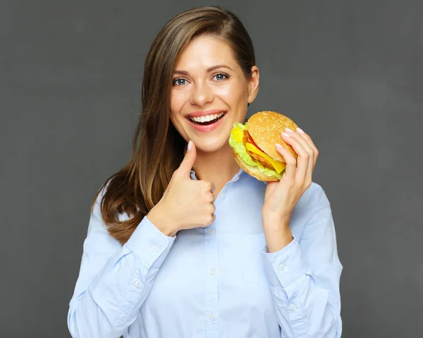 Portret Van Jonge Aantrekkelijke Vrouw Bedrijf Fastfood Hamburger Weergegeven Duim — Stockfoto
