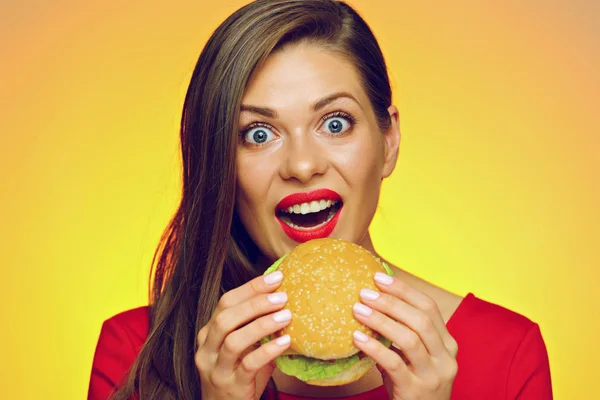 Gelukkige Vrouw Met Rode Lippen Houden Hamburger Gele Achtergrond — Stockfoto