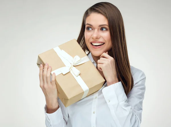 Mujer Negocios Sosteniendo Gran Caja Regalo Mirando Hacia Lado —  Fotos de Stock