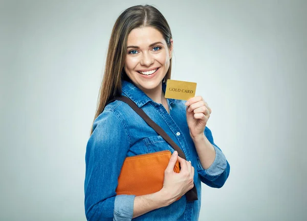 Usmívající Žena Drží Pytel Tom Kreditní Kartu — Stock fotografie