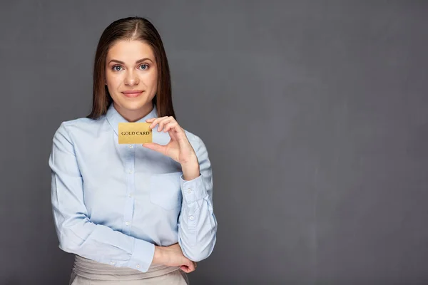 Ritratto Giovane Donna Affari Sorridente Possesso Carta Credito — Foto Stock