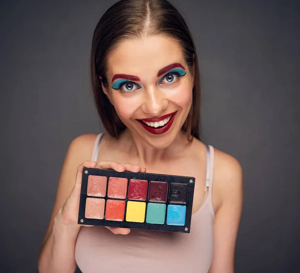 Artista Maquiagem Louco Com Palhaço Pior Maquiagem Segurando Paleta Batom — Fotografia de Stock