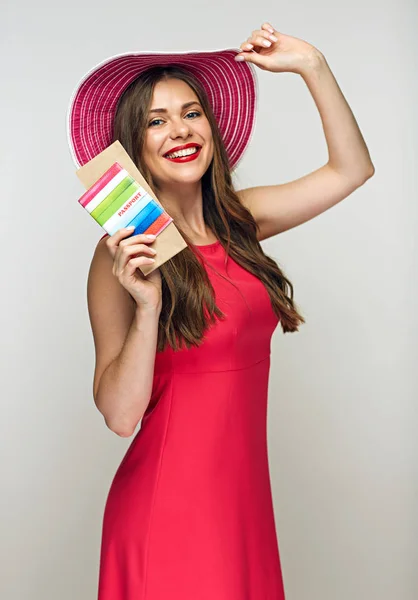 Sorrindo Mulher Vestindo Grande Chapéu Verão Vestido Vermelho Tocando Seu — Fotografia de Stock