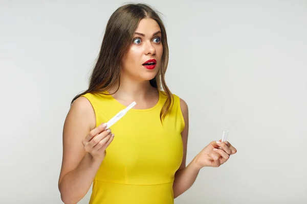 妊娠テスト パックを保持している欲求不満な感情的な女 — ストック写真
