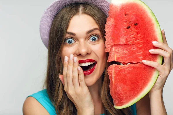 Mulher Sorridente Com Lábios Vermelhos Segurando Grande Fatia Melancia — Fotografia de Stock