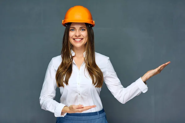 Mulher Sorridente Construtor Apontando Com Mãos Sobre Fundo Estúdio Cinza — Fotografia de Stock