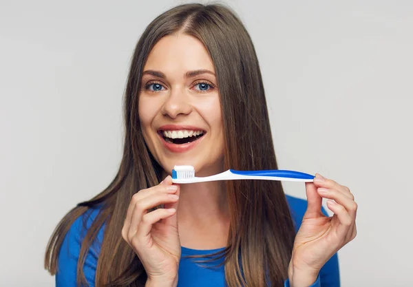 Portret Van Toothy Lachende Vrouw Met Tandenborstel — Stockfoto