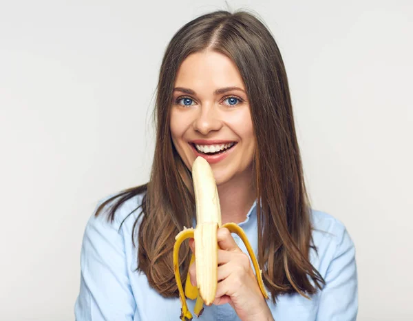 Hermosa Mujer Sonriente Comiendo Plátano Pelado — Foto de Stock
