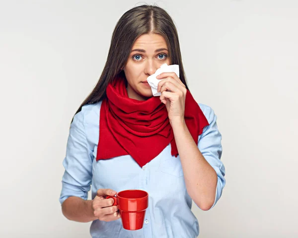 Kranke Frau Pustet Nase Taschentuch Und Hält Rote Kaffeetasse — Stockfoto