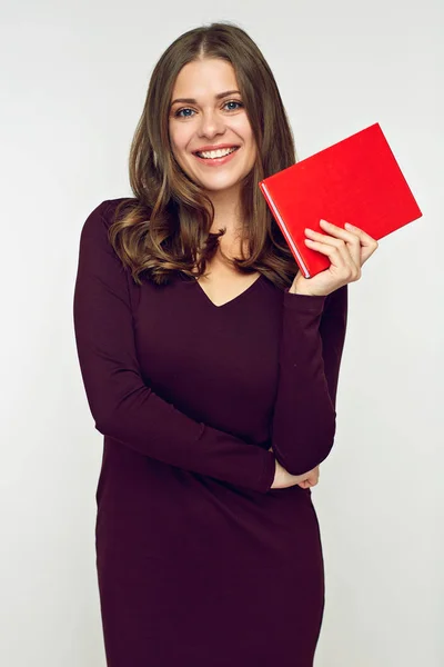 Attraente Sorridente Giovane Donna Possesso Libro Rosso — Foto Stock