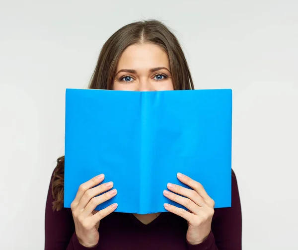 Student Vrouw Gezicht Achter Blauwboek Verbergen — Stockfoto