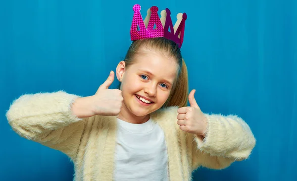 Portret Van Lachende Meisje Duimen Opdagen — Stockfoto