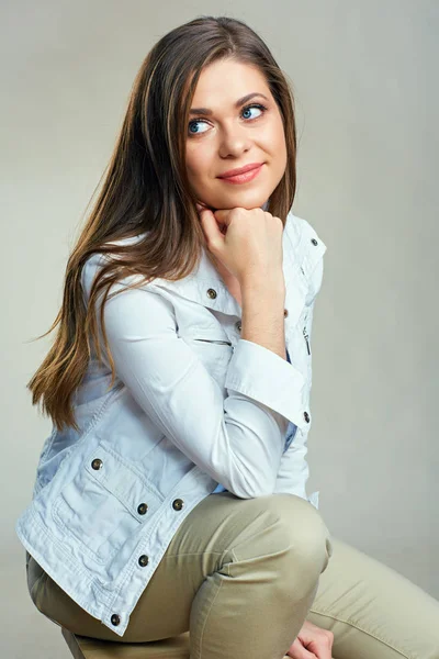 Vrouw Met Lange Haren Denken Witte Jas Poseren Lichte Achtergrond — Stockfoto