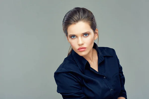 Retrato Bela Jovem Mulher Vestido Preto Posando Fundo Cinza Close — Fotografia de Stock