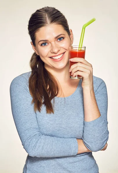 Joven Mujer Sonriente Con Pelo Largo Sosteniendo Vidrio Con Jugo — Foto de Stock