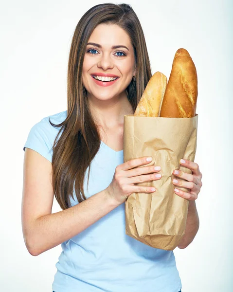 Leende Kvinna Som Håller Papperskasse Med Franskt Bröd — Stockfoto