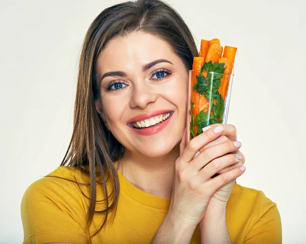 Joven Mujer Sonriente Sosteniendo Vidrio Con Zanahoria Hierba — Foto de Stock