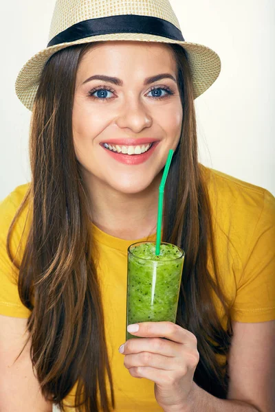 Retrato Mulher Sorridente Segurando Vidro Smoothie Verde — Fotografia de Stock