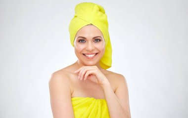 İle gülümseyen güzel kadın. 