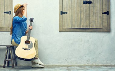 Gitar ile mutlu genç kadın