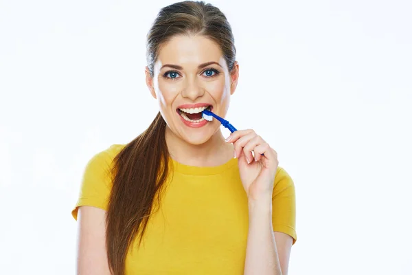 用蓝色牙刷在嘴里孤立在白色背景上的女人 — 图库照片