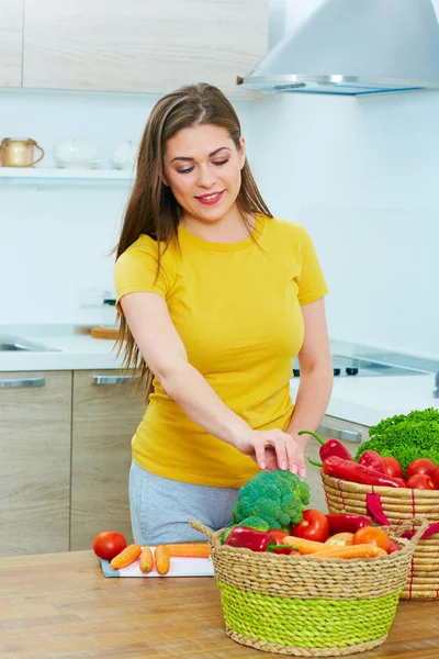 Mujer Sonriente Pie Cerca Mesa Con Verduras Cestas Mimbre Cocina —  Fotos de Stock