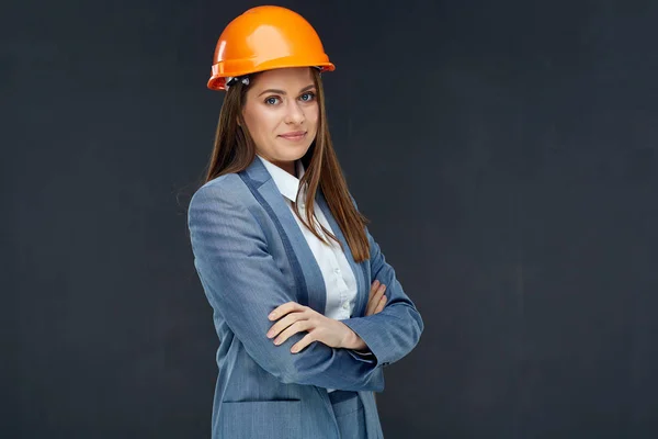 Lachende Vertrouwen Zakenvrouw Staande Met Gekruiste Armen Kapitaliseren Zwarte Muur — Stockfoto