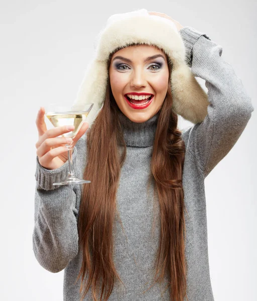 Ευτυχισμένη Γυναίκα Φοράει Ζεστά Ρούχα Κρατώντας Ποτήρι Αλκοόλ Κοκτέιλ — Φωτογραφία Αρχείου