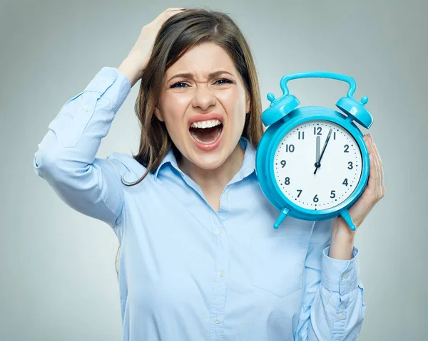 Retrato Emocional Empresária Vestida Com Camisa Escritório Segurando Despertador Conceito — Fotografia de Stock