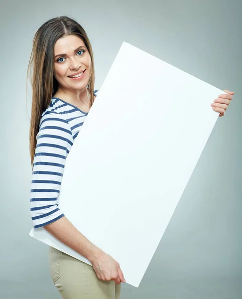 Femme Souriante Portant Une Chemise Rayée Tenant Une Bannière Blanche — Photo